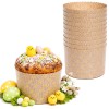 Zestaw papierowych form do panettone ułożonych w stosie oraz gotowy wielkanocny wypiek w jednej z foremek
