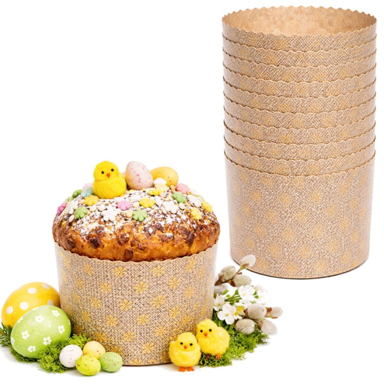 Zestaw papierowych form do panettone ułożonych w stosie oraz gotowy wielkanocny wypiek w jednej z foremek