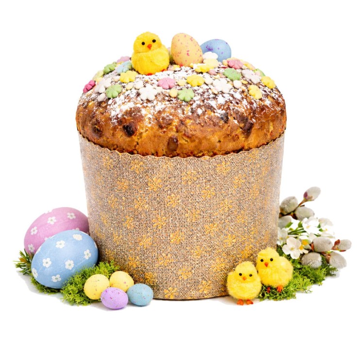 Papierowa forma do panettone w wielkanocnej scenerii z gotowym świątecznym wypiekiem i dekoracjami