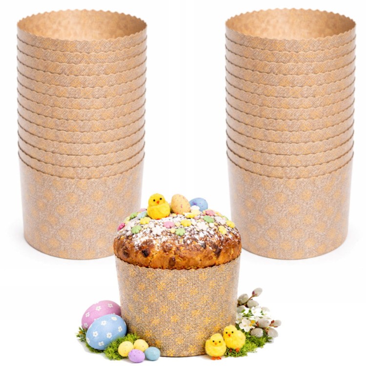 Papierowe formy do panettone w zestawie 25 sztuk oraz gotowy wielkanocny wypiek w jednej z foremek, otoczony świątecznymi dekoracjami