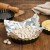 Spód mini tarty wyłożony papierem do pieczenia i wypełniony kulkami ceramicznymi w formie do blind bakingu