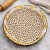 Spód tarty wyłożony papierem do pieczenia i wypełniony grochem ceramicznym w formie do tarty