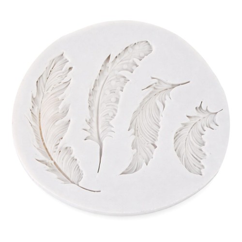 Okrągła silikonowa forma transparentna z czterema zagłębieniami w kształcie piór o drobnych detalach.