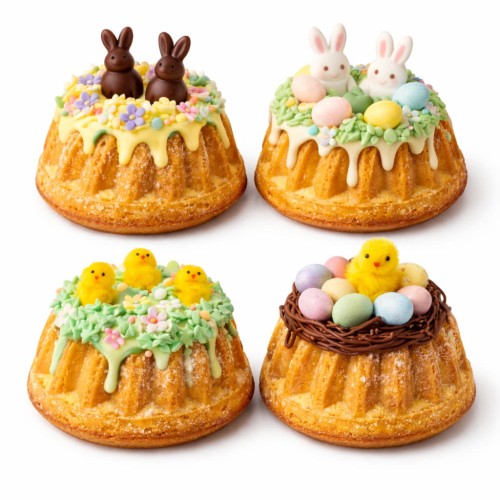 Cztery mini babeczki udekorowane wielkanocnymi ozdobami: króliczkami, kurczaczkami, jajeczkami i kwiatkami