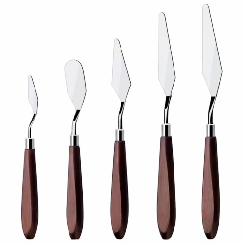 Zestaw pięciu szpatuł z drewnianymi uchwytami i metalowymi ostrzami w różnych kształtach do dekoracji kremem