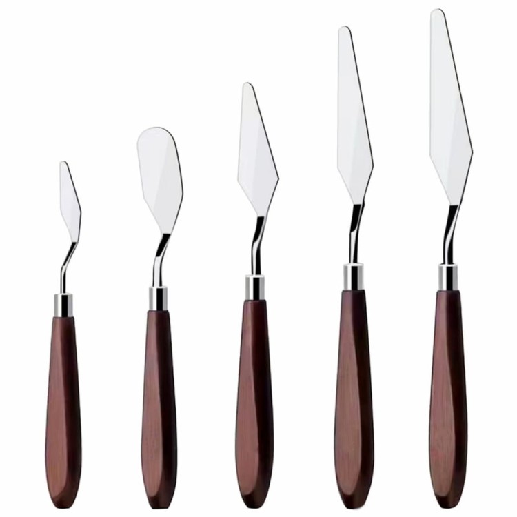 Zestaw pięciu szpatuł z drewnianymi uchwytami i metalowymi ostrzami w różnych kształtach do dekoracji kremem