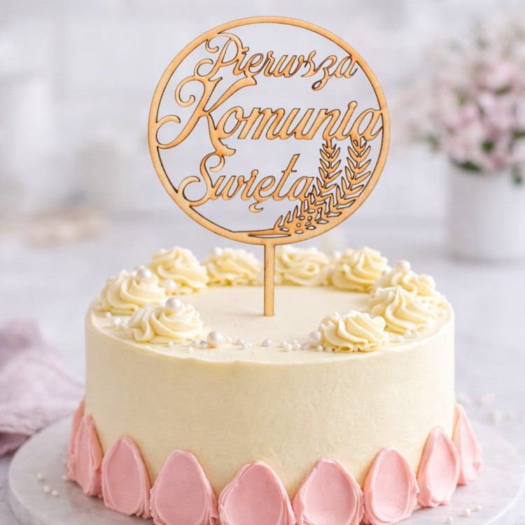 Tort komunijny z umieszczonym topperem wykonanym ze sklejki drewnianej
