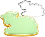 metalowa foremka w kształcie owcy obok udekorowanego ciastka z zielonym lukrem