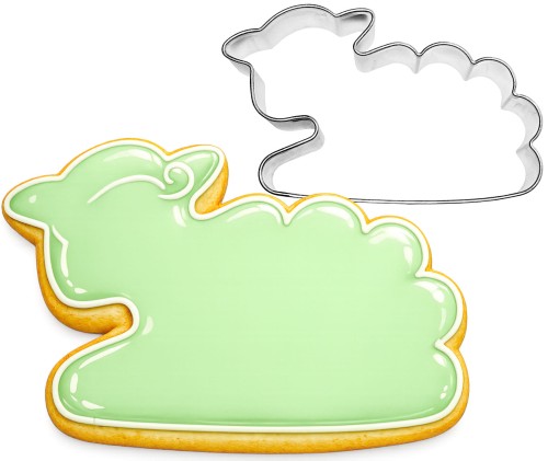 metalowa foremka w kształcie owcy obok udekorowanego ciastka z zielonym lukrem