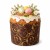 Papierowa forma do panettone ze złotymi ornamentami przedstawiona z wielkanocnym wypiekiem udekorowanym jajeczkami i kwiatkami
