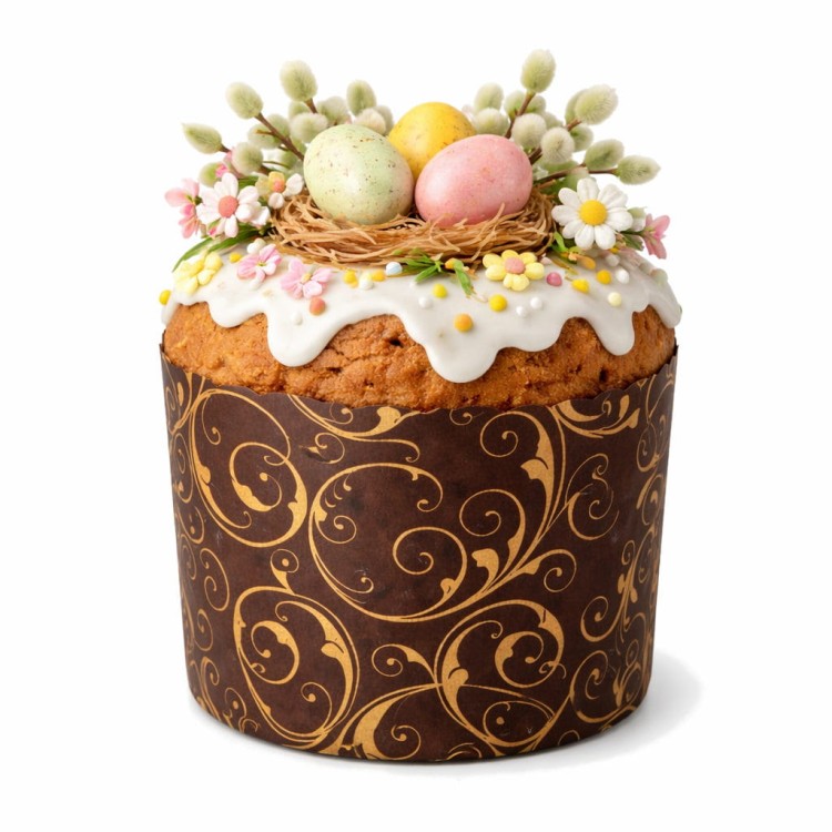 Papierowa forma do panettone ze złotymi ornamentami przedstawiona z wielkanocnym wypiekiem udekorowanym jajeczkami i kwiatkami