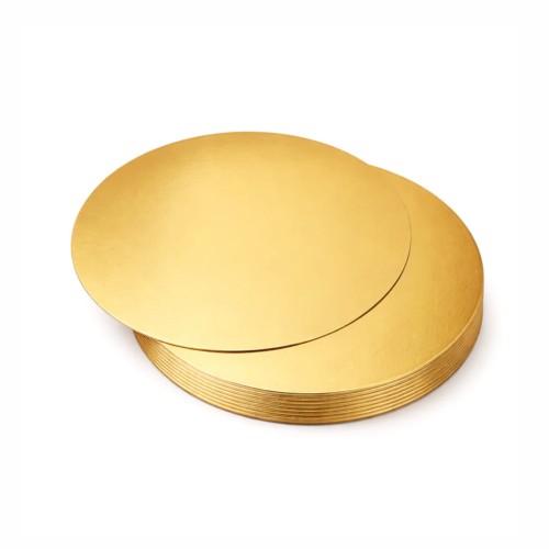 Stos 10 złotych podkładów pod tort o średnicy 18 cm z jednym wysuniętym na wierzch