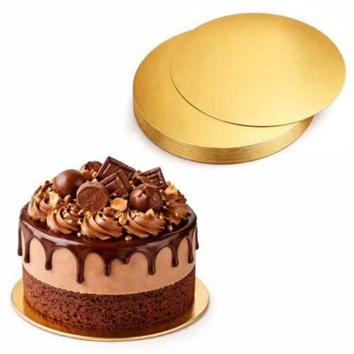 Złote podkłady pod tort o średnicy 18 cm oraz torcik czekoladowy z dekoracjami na jednym z nich