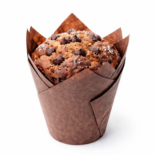 Muffinka czekoladowa w brązowej papilotce z czekoladowymi kawałkami i cukrem pudrem