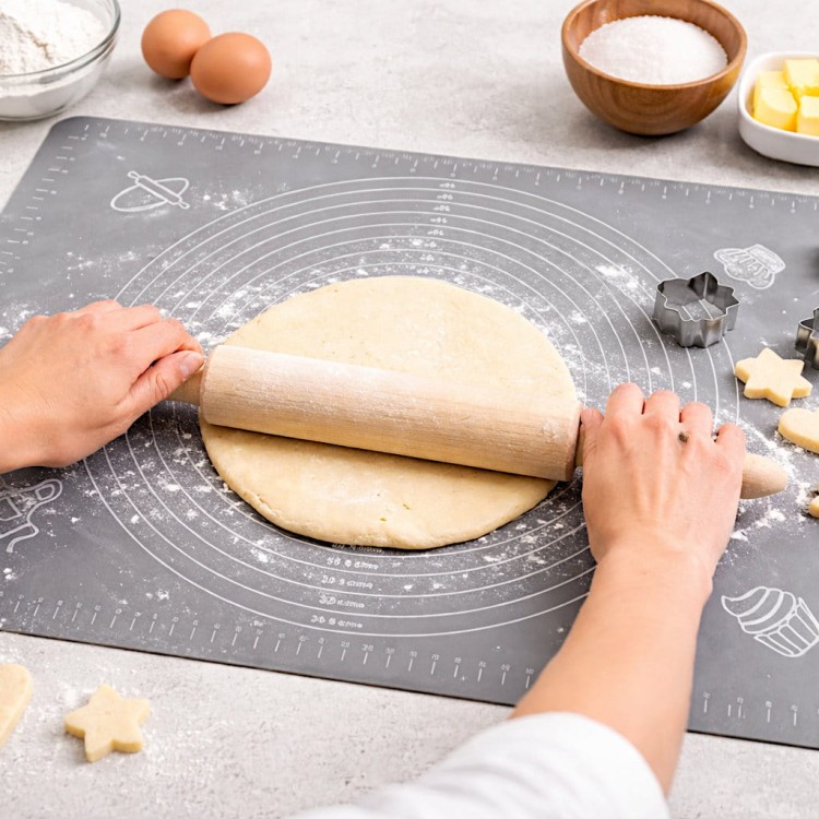 Stolnica kuchenna z wałkowanym ciastem, wałkiem i akcesoriami do pieczenia
