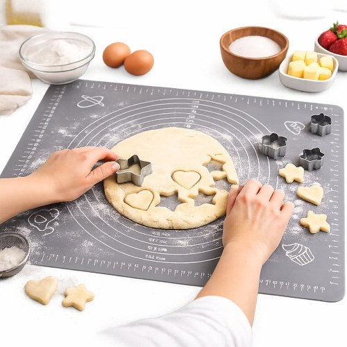 Silikonowa stolnica z wałkowanym ciastem i foremkami do wykrawania ciasteczek