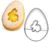 foremka jajko z zajączkiem obok ciasteczka Linzer przełożonego żółtym lemon curd