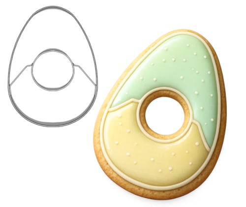 foremka jajko z otworkiem w kształcie kółeczka w środku i udekorowane lukrem ciasteczko