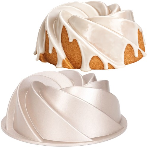 foremka do babki spiralnej obok gotowej babki pokrytej białym lukrem wykonanej w tej formie