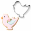 Metalowa foremka w kształcie ptaszka oraz ciasteczko udekorowane pastelowym lukrem z błękitnym skrzydełkiem i kwiatową ozdobą