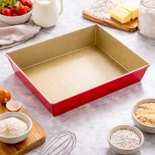 Forma do pieczenia ustawiona w kuchennej aranżacji z produktami i akcesoriami do wypieków