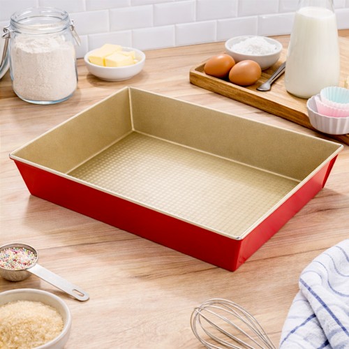 Forma do pieczenia ustawiona w kuchennej aranżacji z produktami i akcesoriami do wypieków