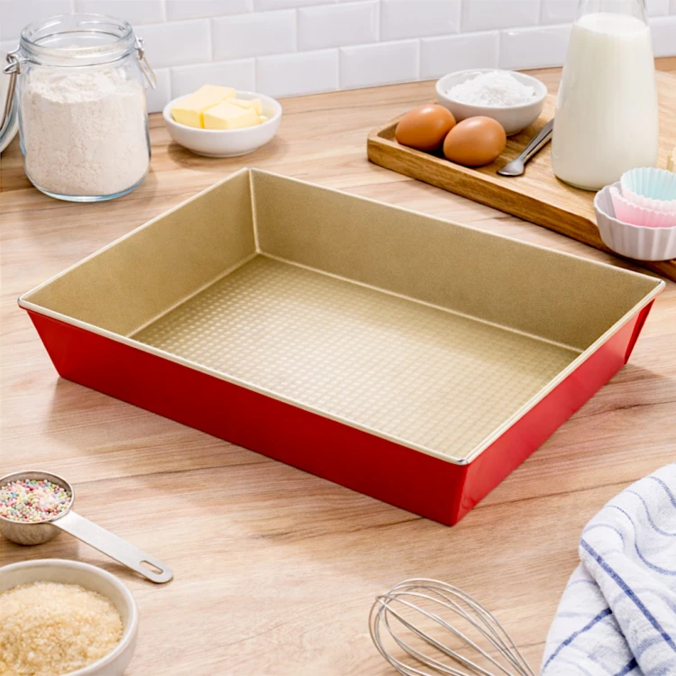 Forma do pieczenia ustawiona w kuchennej aranżacji z produktami i akcesoriami do wypieków