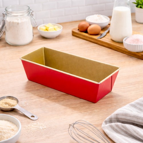 Keksówka ustawiona w kuchennej aranżacji w otoczeniu składników i akcesoriów do pieczenia