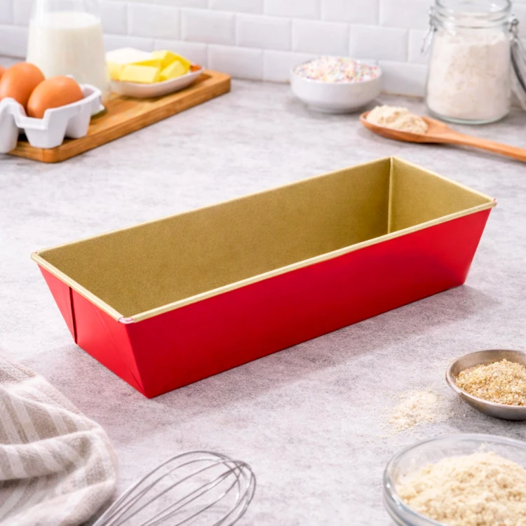 Podłużna forma w kuchennej aranżacji w otoczeniu składników i akcesoriów do pieczenia