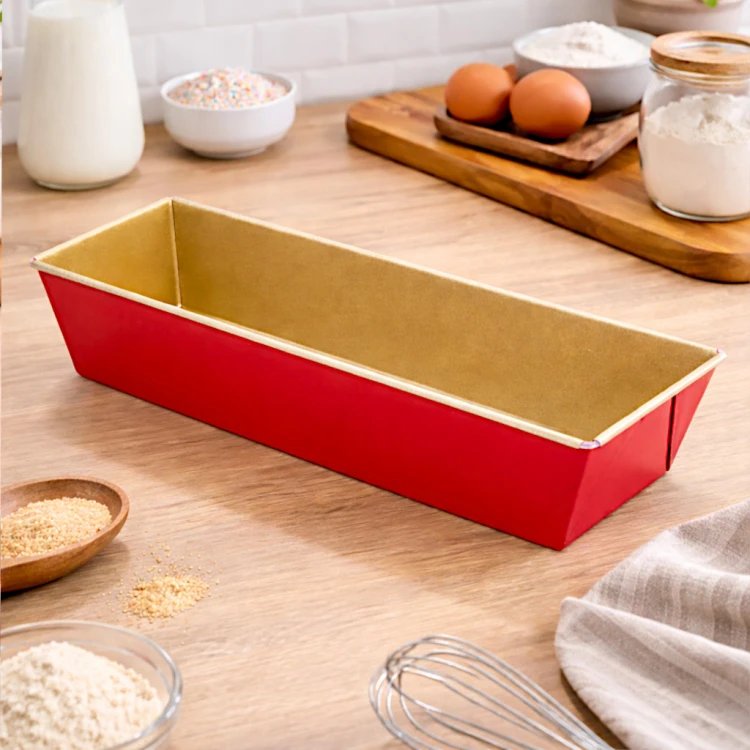 Metalowa keksówka ustawiona w kuchennej aranżacji w otoczeniu składników i akcesoriów do pieczenia