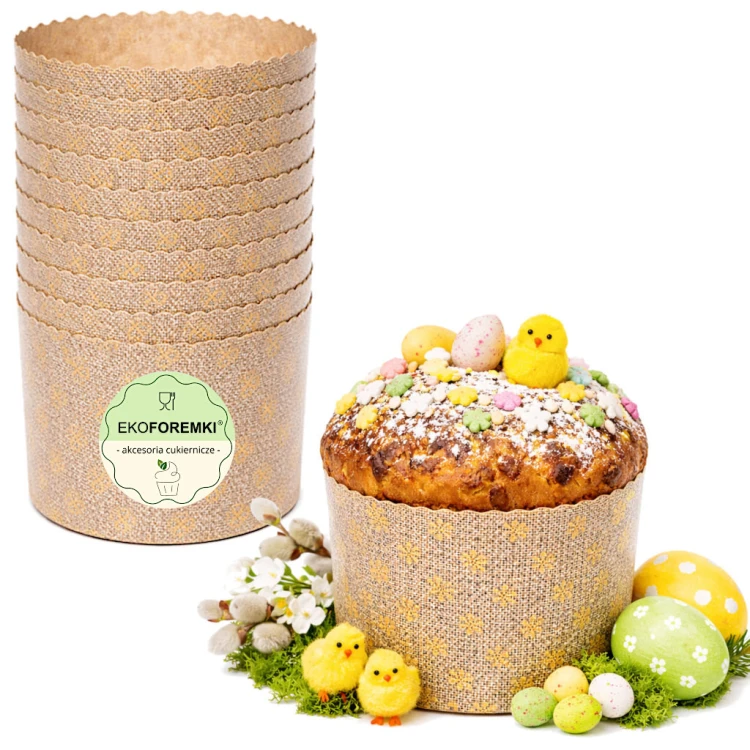 Papierowe formy do panettone ułożone w stosie oraz gotowa babka drożdżowa w jednej z form