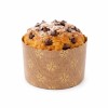 Papierowa forma panettone o średnicy 6 cm z upieczonym mini panettone z czekoladą i cukrem pudrem