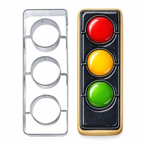 Metalowa foremka w kształcie sygnalizacji świetlnej oraz ciasteczko udekorowane czerwonym, żółtym i zielonym lukrem