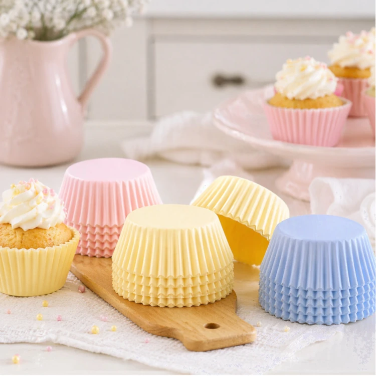 Pastelowe foremki do pieczenia babeczek w kuchennej aranżacji