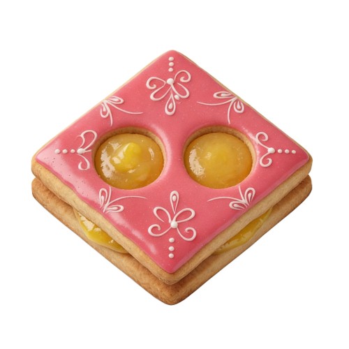 kwadratowe różowe ciasteczko linzer z dwoma dziurkami w środku, które wypełnia lemon curd