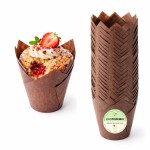 Brązowe foremki do muffinek typu tulipan marki EkoForemki oraz babeczka z kremem i truskawką