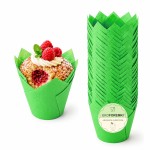 Zielone papilotki tulipany z gotową muffinką udekorowaną kremem i owocami