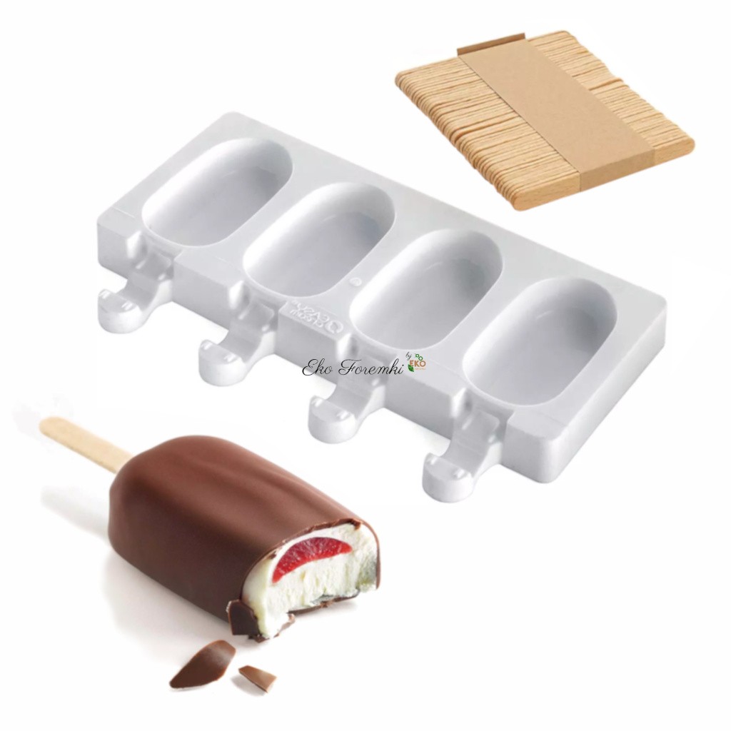 Silikonowa forma z czterema miejscami na lody oraz drewniane patyczki ułożone obok.