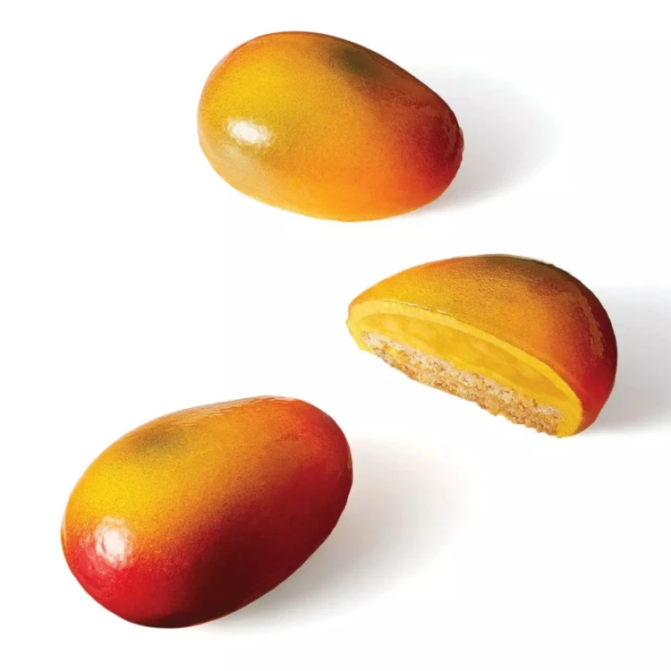 Trzy monoporcje stylizowane na mango z gradientową glazurą.