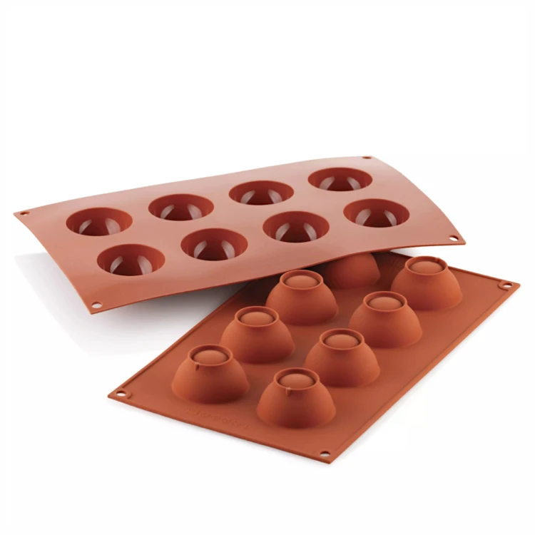 Silikonowa forma Silikomart do monoporcji półkul 5 cm z ośmioma zagłębieniami.