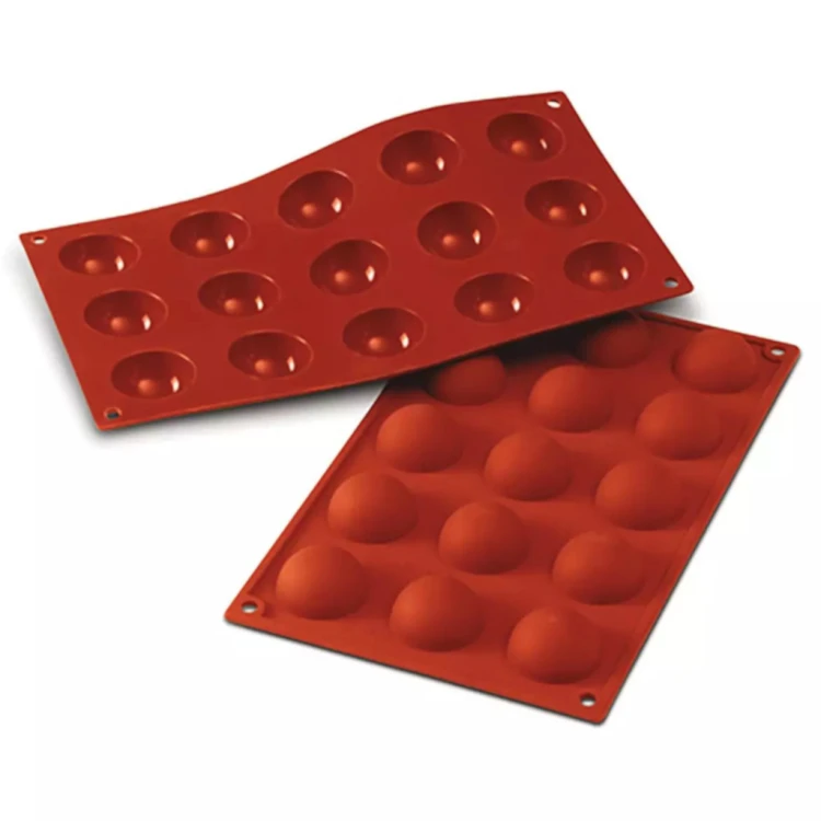 Pomarańczowa silikonowa forma z ośmioma małymi zagłębieniami w kształcie półkul o średnicy 4 cm.