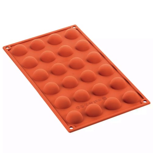 Pomarańczowa silikonowa forma z wieloma małymi zagłębieniami w kształcie półkul o średnicy 3 cm.