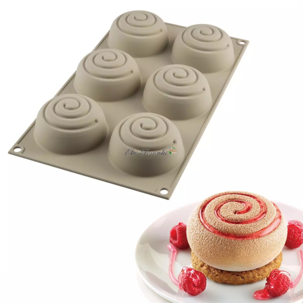 Beżowa silikonowa forma Mini Girotondo z sześcioma spiralnymi komorami; poniżej gotowa monoporcja z czerwonym spiralnym wzorem na ciastku, udekorowana malinami i sosem owocowym.