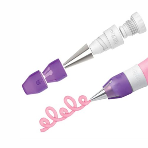 Adapter Quick Twist Wilton zamocowany na rękawie cukierniczym z tylką, pokazany podczas dekorowania kremem.