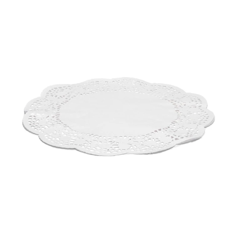 Biała ażurowa serwetka papierowa o dekoracyjnym, koronkowym wzorze i falowanym brzegu, przeznaczona do eleganckiego podawania ciast, tortów i deserów.