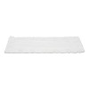 Podłużna biała serwetka papierowa o wymiarach 40 × 20 cm, z dekoracyjnym ażurowym brzegiem i koronkowym wzorem, przeznaczona do eleganckiego podawania ciast, tortów i deserów.