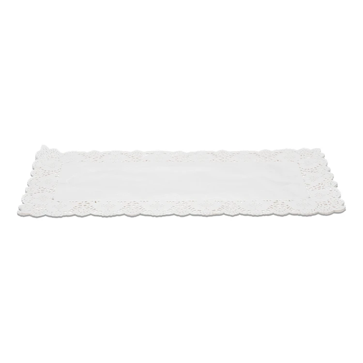 Podłużna biała serwetka papierowa o wymiarach 40 × 20 cm, z dekoracyjnym ażurowym brzegiem i koronkowym wzorem, przeznaczona do eleganckiego podawania ciast, tortów i deserów.