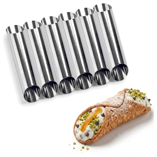 Zestaw sześciu metalowych rurek do pieczenia cannoli ułożonych równolegle na jasnym tle, z gotowym cannoli wypełnionym kremem i udekorowanym pistacjami, czekoladą oraz kandyzowaną skórką pomarańczy.