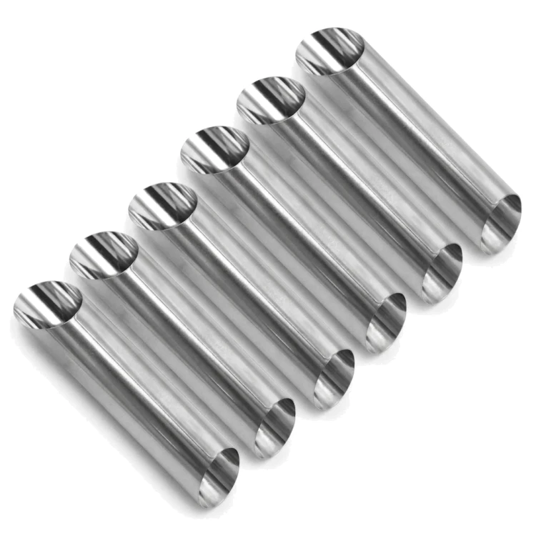 Zestaw sześciu metalowych foremek do robienia cannoli ułożonych równolegle na jasnym tle, prezentujących gładką, połyskującą powierzchnię stalowych rurek używanych do formowania włoskich ciasteczek.
