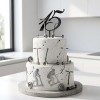 Dwupiętrowy biały tort ozdobiony skuterami, koronkowymi wzorami i czarnym topperem w kształcie liczby 15, ustawiony w kuchennej aranżacji.